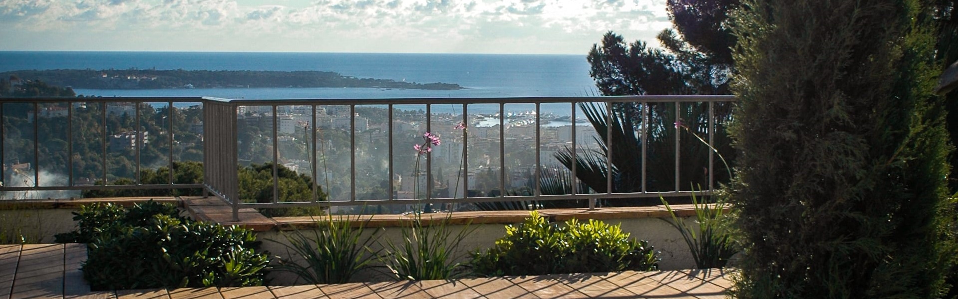 photo d'une terrasse, vue sur la méditerranée